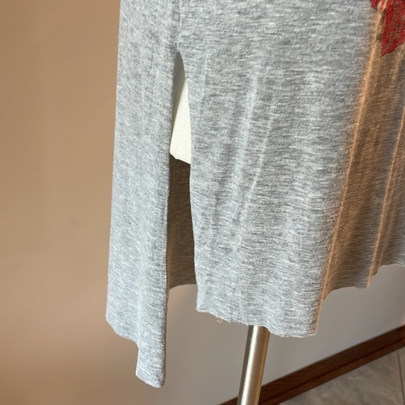 ROSIE HARLOW women’s BORN FREE distressed SKULL print high low super soft tee SM - Picture 5 of 10